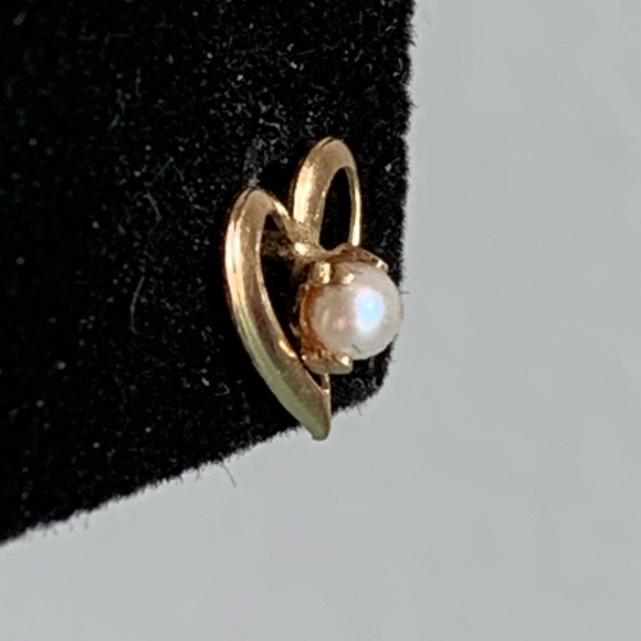 14K Gold Heart Stud Earrings with Pearl - Picture 6 of 12